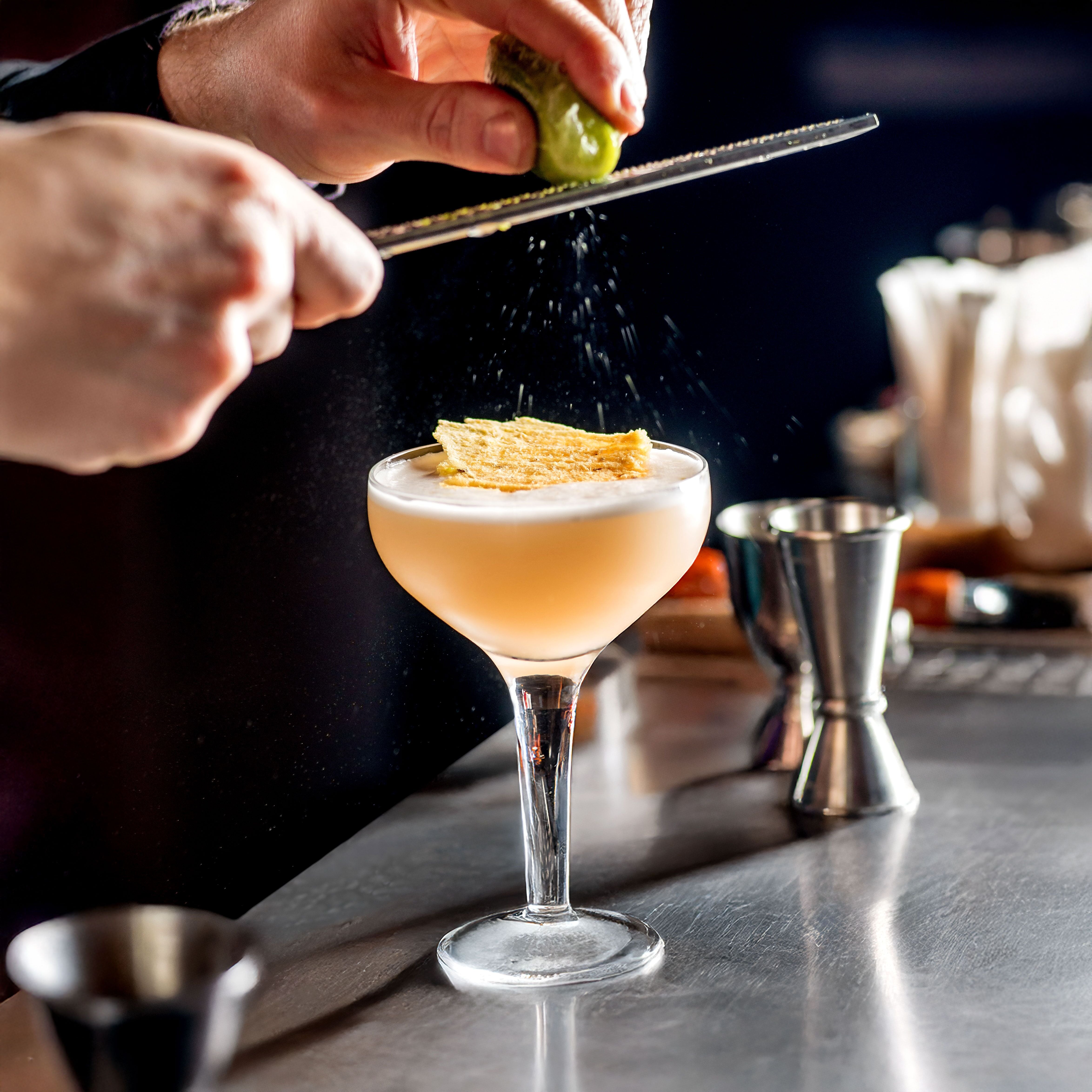 detail_barcooling_table_inuse_cocktail.jpg