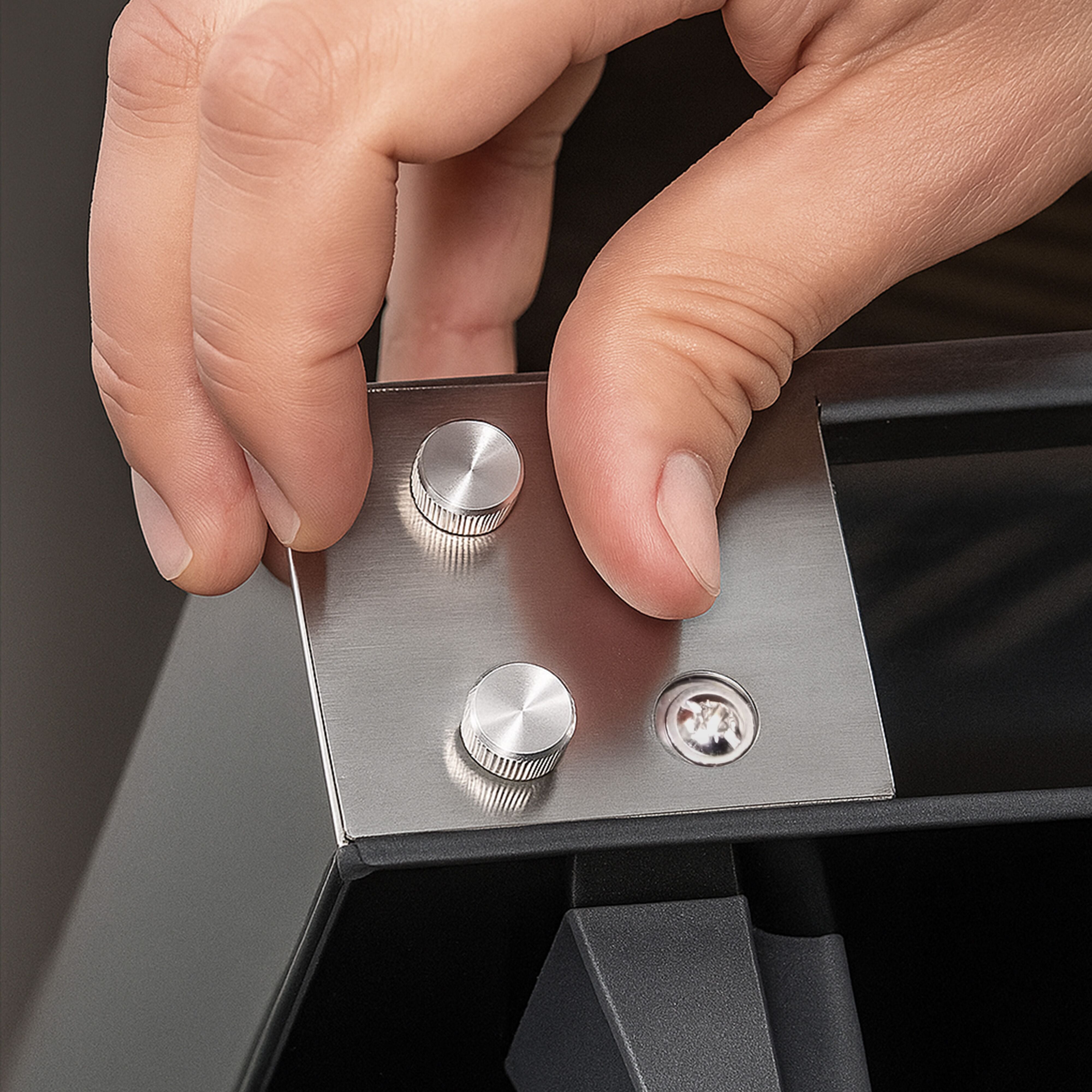 SOV_Detail_2_schraube_in_use