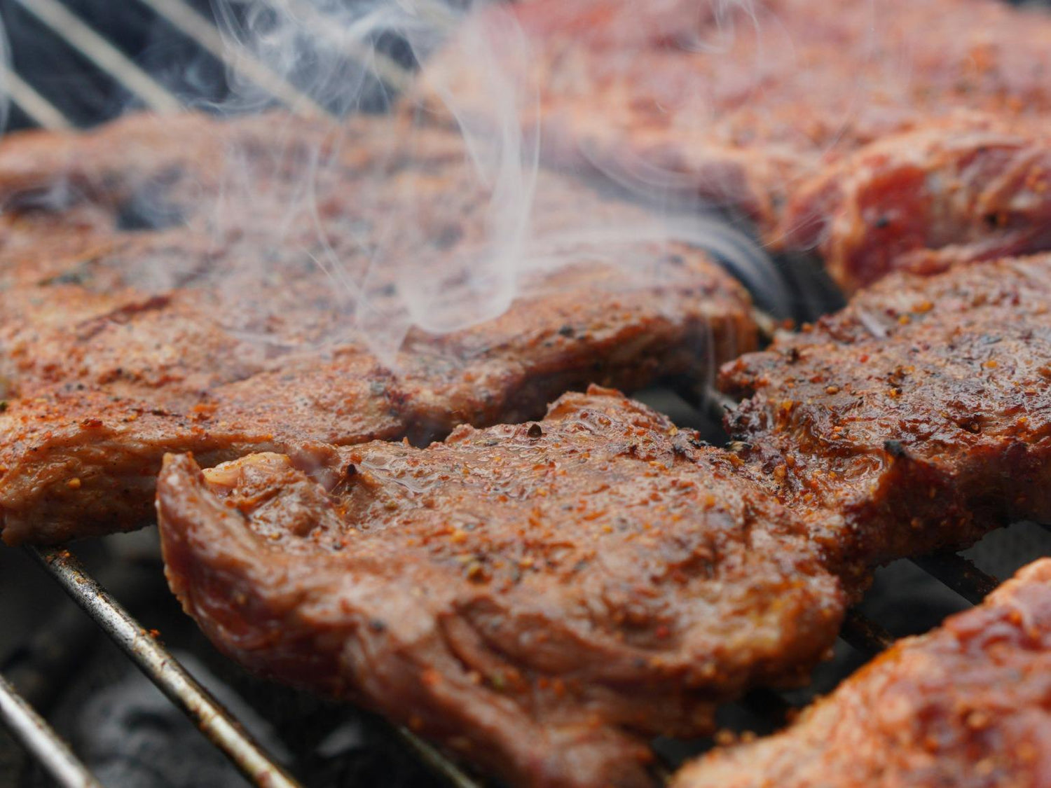 Тайните на вкусното опушено месо – професионални пушилници и съвети за работа