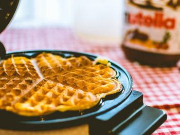 Коледна трапеза с професионален гофретник – идеи за празнични десерти за малки и големи